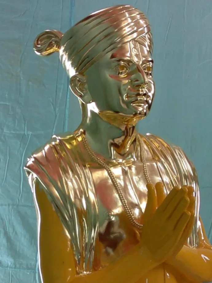 Sevika Leaf Golden Statue1